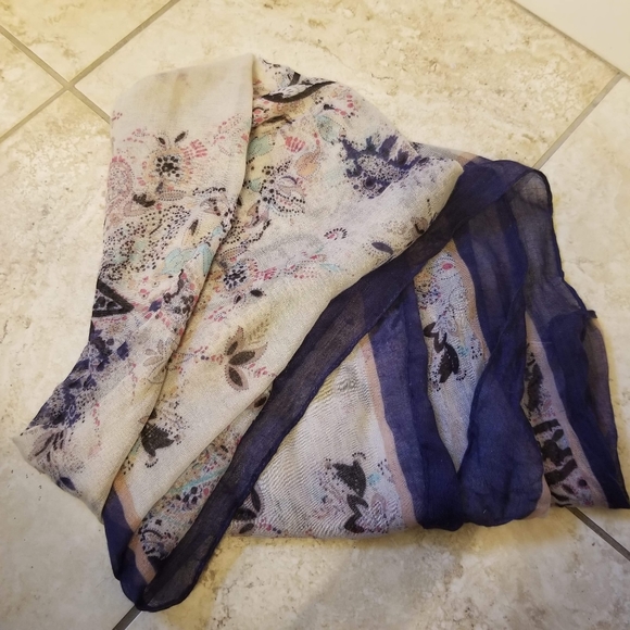3/$30 NWOT Floral scarf - Picture 3 of 3